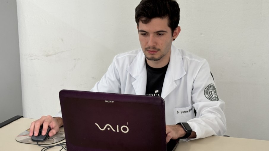 Médico durante atendimento virtual Médico durante atendimento virtual