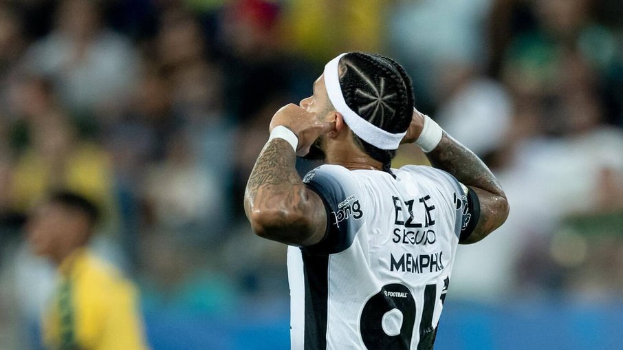 Memphis Depay marcou o gol da vitória do Corinthians