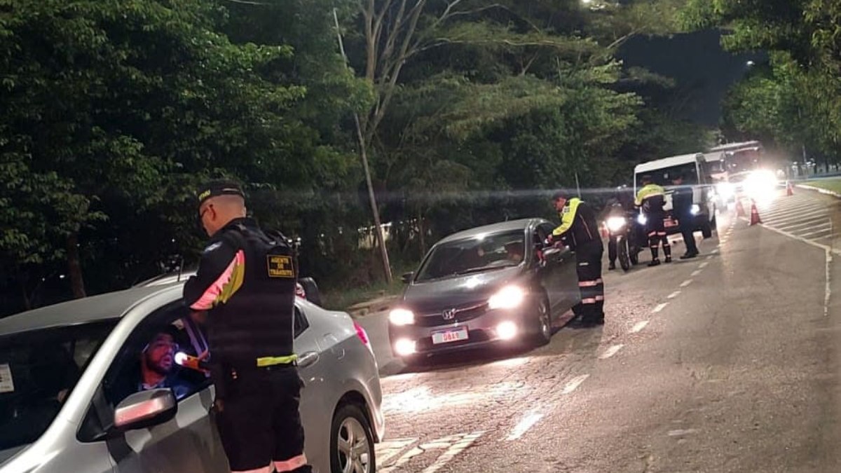 Participaram da blitz agentes das forças de segurança pública da Guarda Civil Municipal (GCM), da Secretaria de Transportes e Mobilidade Urbana (STMU) de Guarulhos e das polícias Militar, Civil, Militar Rodoviária e Rodoviária Federal. Participaram da blitz agentes das forças de segurança pública da Guarda Civil Municipal (GCM), da Secretaria de Transportes e Mobilidade Urbana (STMU) de Guarulhos e das polícias Militar, Civil, Militar Rodoviária e Rodoviária Federal.