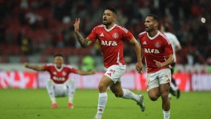 Nos minutos finais, Inter bate o Vitória e deixa o Z4