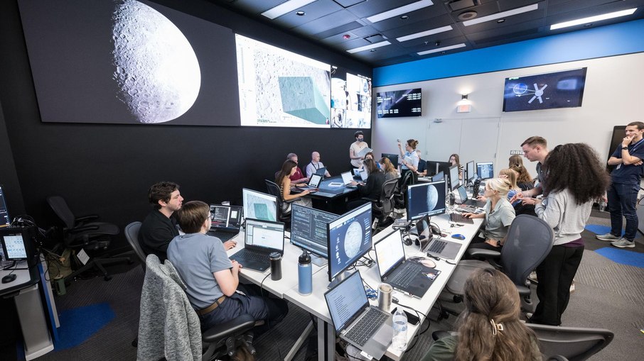 A equipe científica da Artemis II realiza uma simulação de observações lunares na nova Sala de Avaliação Científica (SER), que dá suporte direto ao Controle da Missão.