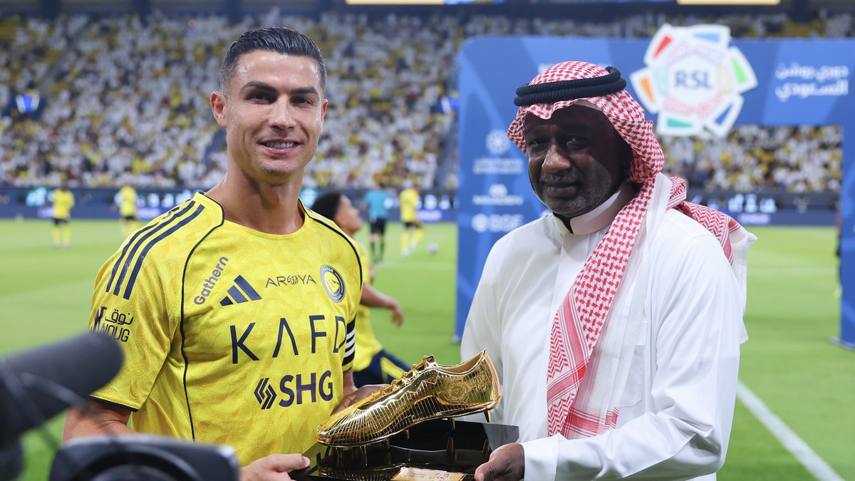 Cristiano Ronaldo recebe prêmio pela artilharia do campeonato saudita em 24/25 Cristiano Ronaldo recebe prêmio pela artilharia do campeonato saudita em 24/25