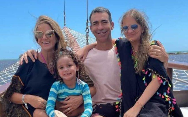 Ticiane Pinheiro posa ao lado de Cesar Tralli e filhas em viagem Ticiane Pinheiro posa ao lado de Cesar Tralli e filhas em viagem