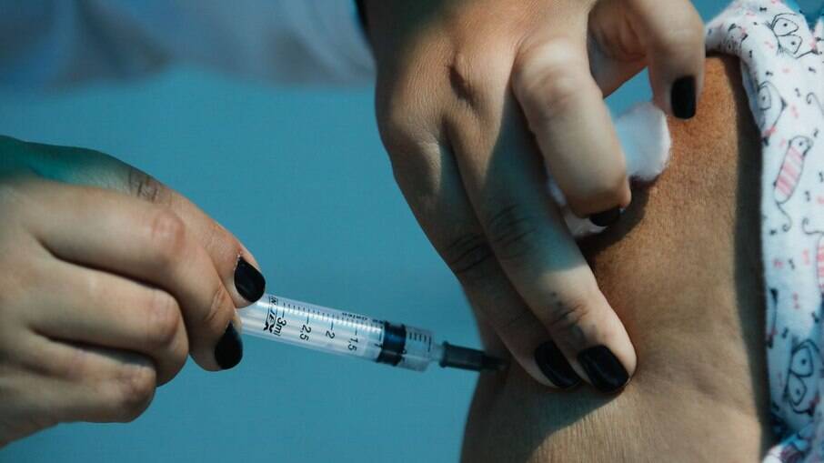 Brasil atualmente faz a imunização da população com a CoronaVac e a vacina de Oxford