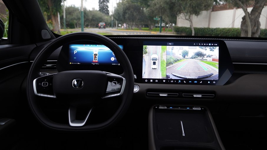 Interior do Changan CS55 Plus vendido fora do Brasil antecipa painel digital e central multimídia ampla