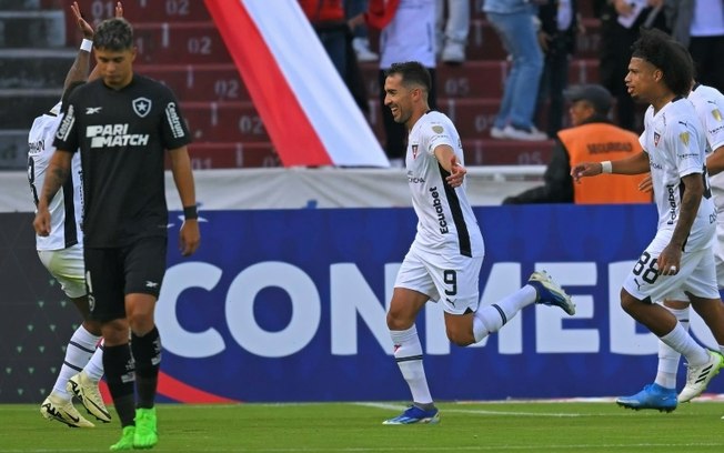 O meia argentino da LDU, Lisandro Alzugaray (C), comemora com seus companheiros depois de marcar um gol contra o Botafogo no jogo de ida da fase de grupos da Copa Libertadores no Estádio Rodrigo Paz Delgado, em Quito, em 11 de abril de 2024.