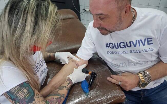 Diretor Goiabinha faz tatuagem em homenagem a Gugu