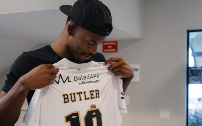 Jimmy Butler recebeu uma camisa do Santos 