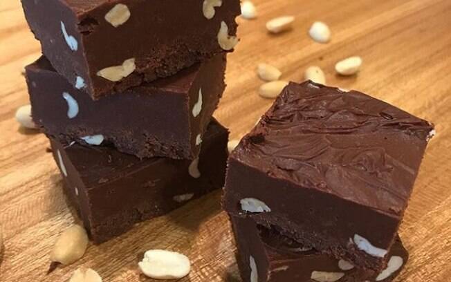 Aprenda a fazer um delicioso fudge de chocolate e acabe com a sua vontade de comer doce