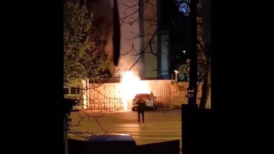 Carro pegando fogo, após bater contra a embaixada russa na Romênia