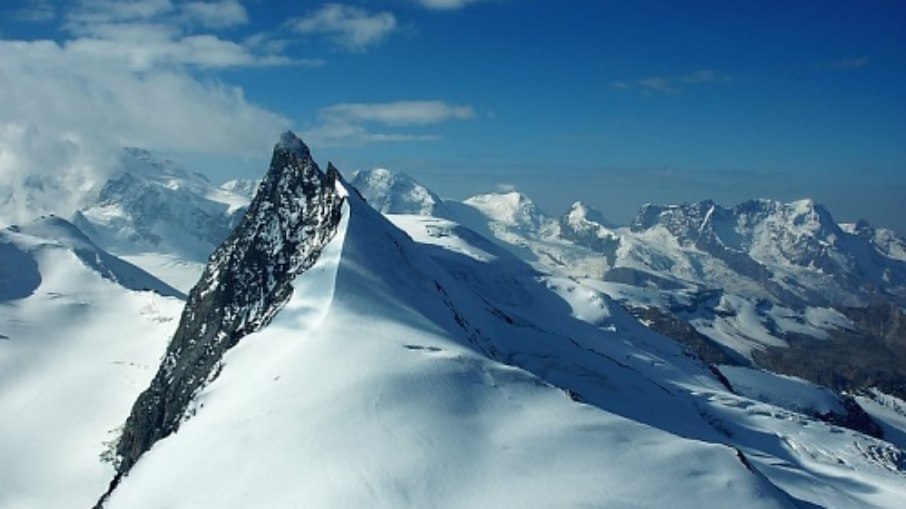 Montanha Rimpfischhorn, em Valais, na Suíça Montanha Rimpfischhorn, em Valais, na Suíça