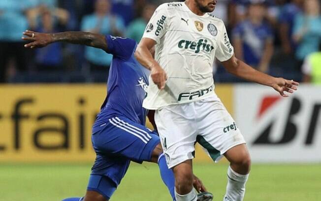 Palmeiras ironiza entrada dura de jogador do Emelec em Scarpa: 'Povo quer levar camisa, tornozelo...'