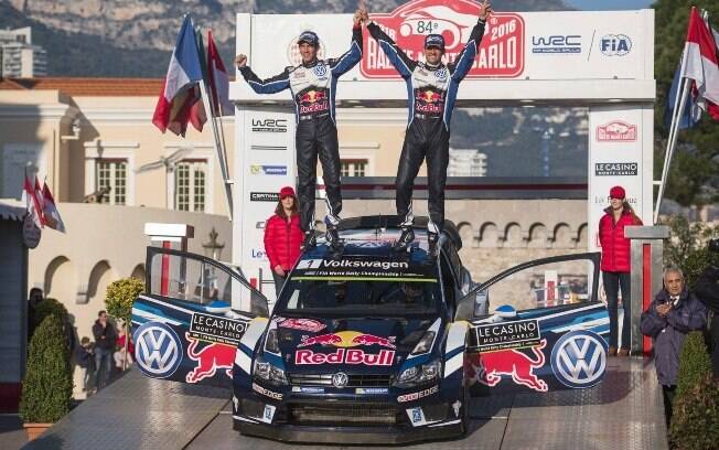Sebastien Ogier (piloto) e Julien Ingrassia (navegador) celebram a vitória na chegada do Rally de Monte Carlo de 2016