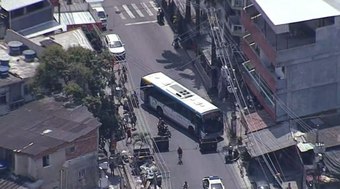 Bandidos sequestram 7 ônibus e fazem barricada no RJ