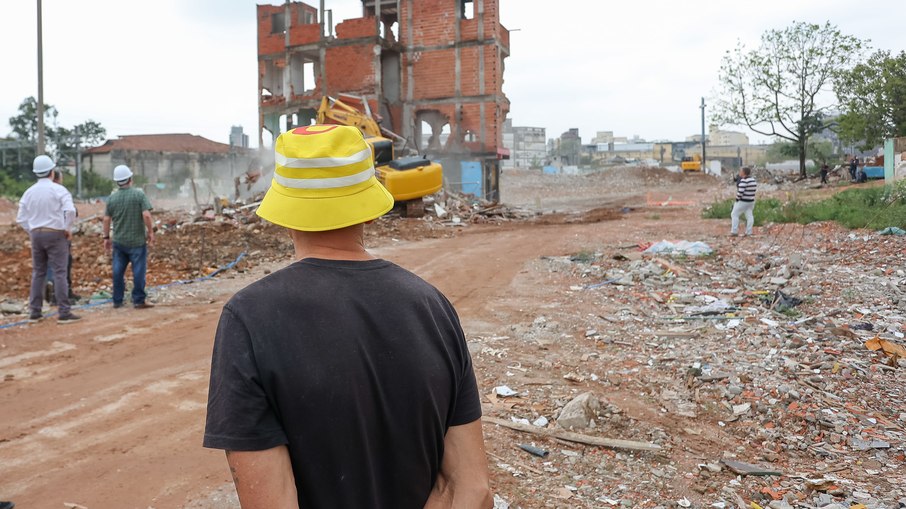O último morador da Favela do Moinho, o porteiro Manuel Severino Silva Santos, de 53 anos, acompanha o processo de demolição de sua antiga casa O último morador da Favela do Moinho, o porteiro Manuel Severino Silva Santos, de 53 anos, acompanha o processo de demolição de sua antiga casa