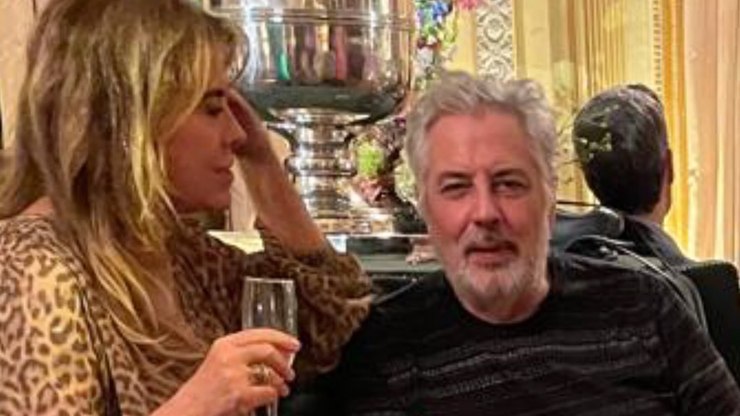Assumidos? Roberto de Carvalho posta fotos ao lado de ex-namorada