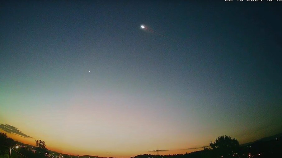 Meteoro 'bola de fogo' cruza o céu do RS durante madrugada Meteoro 'bola de fogo' cruza o céu do RS durante madrugada