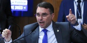Mãe e avós de Flávio Bolsonaro são assaltados no RJ; veja vídeo