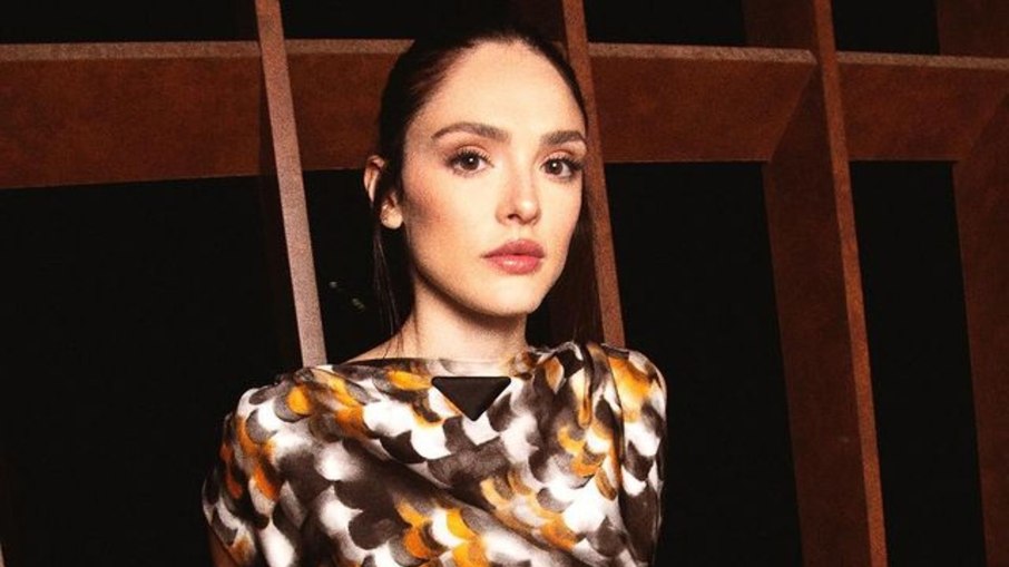 Isabelle Drummond rebate fama de isentona e explica lado político Isabelle Drummond rebate fama de isentona e explica lado político