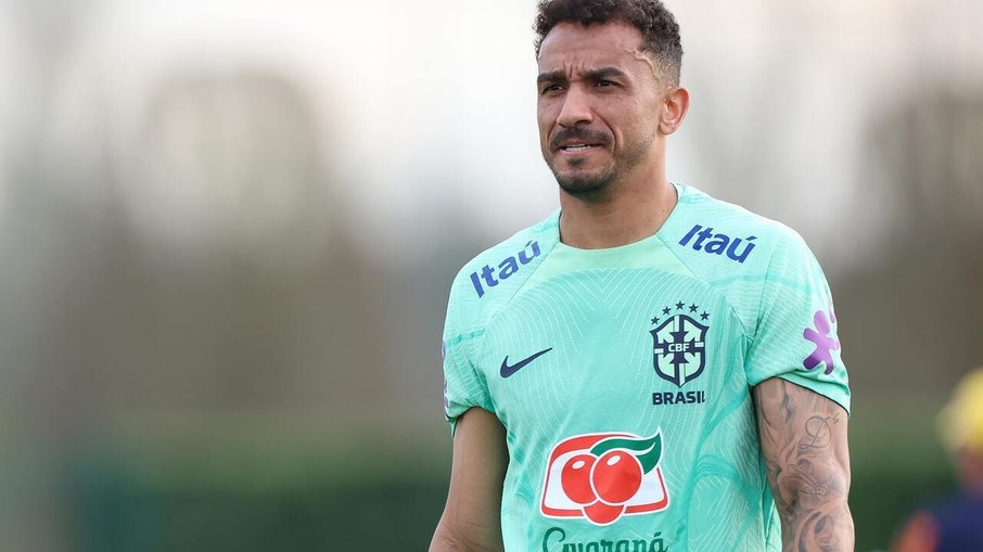 Danilo durante o treinamento da Seleção Brasileira em Londres, antes do duelo com a Inglaterra 