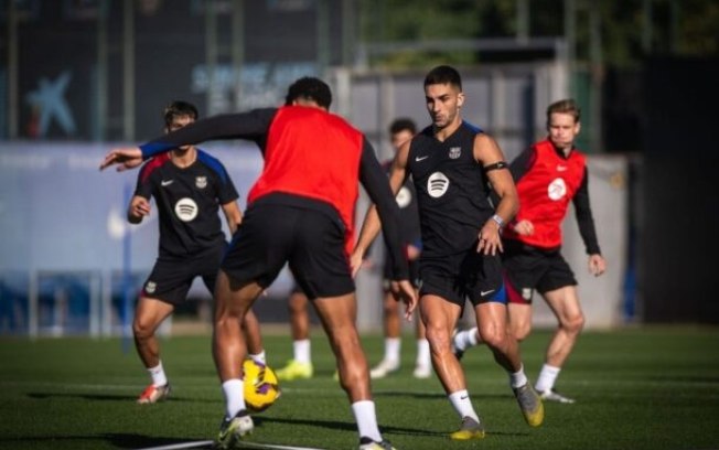 Jogadores do Barcelona durante treinamento da equipe