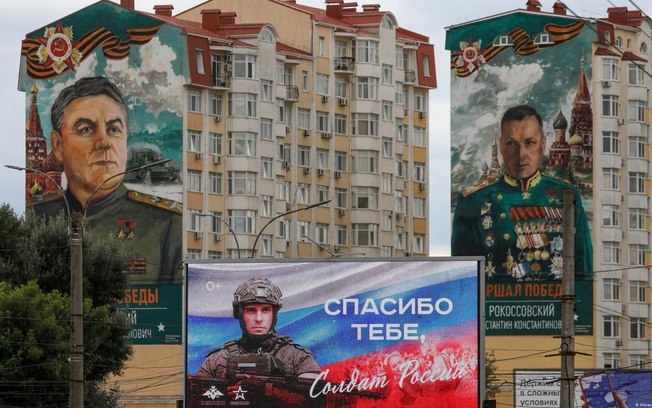 Propaganda militar russa em Simferopol, na Península da Crimeia ocupada pela Rússia Propaganda militar russa em Simferopol, na Península da Crimeia ocupada pela Rússia