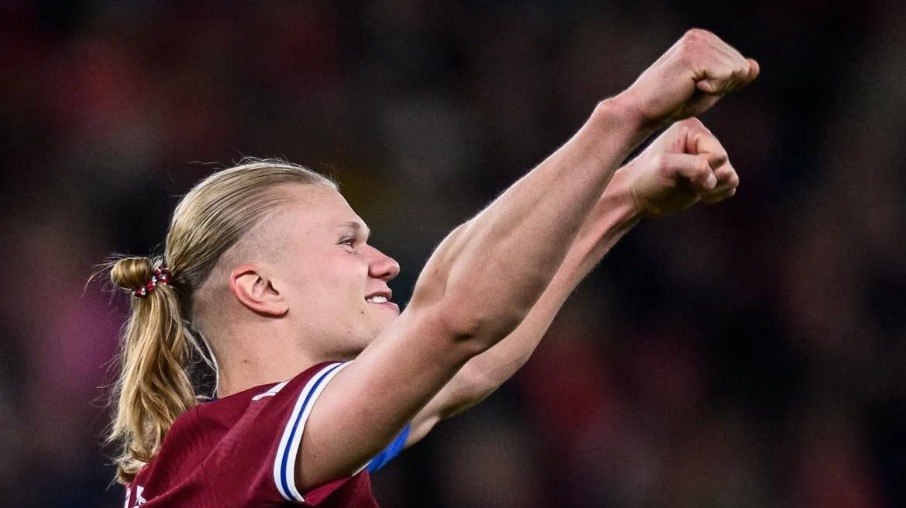 Halland comemora gol marcado na vitória da Noruega sobre Israel