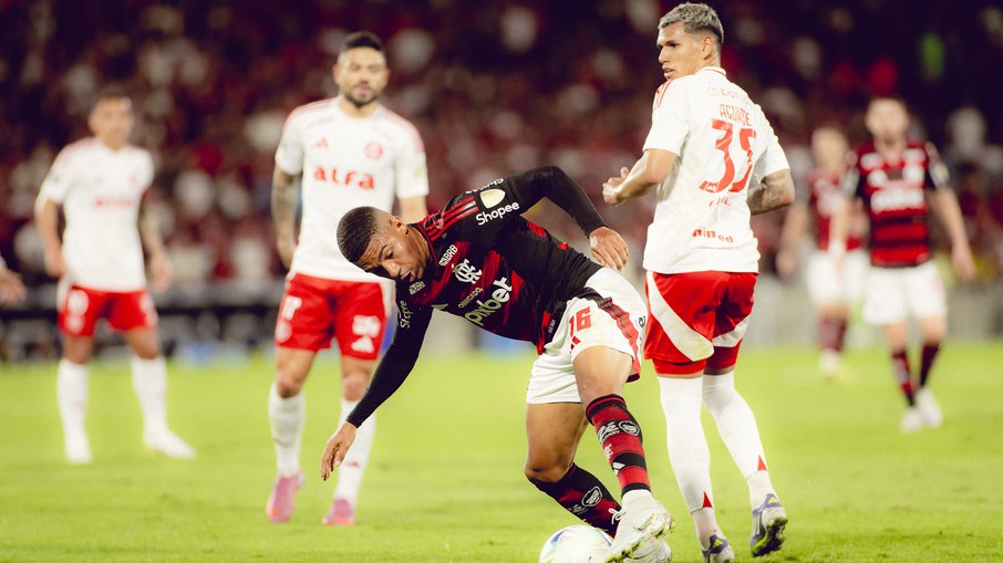 Samuel Lino em confronto do Flamengo contra o Inter na Libertadores