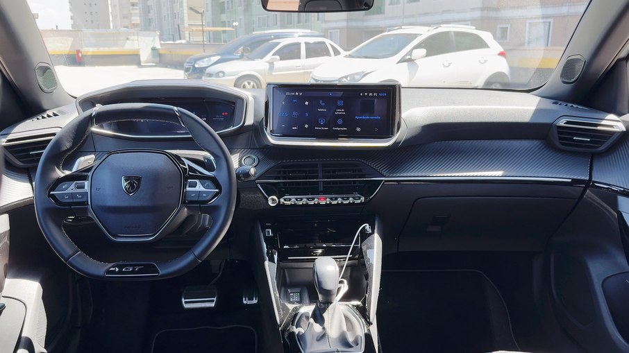 Interior do Peugeot 2008 GT Hybrid traz i-Cockpit, central multimídia e boa ergonomia.