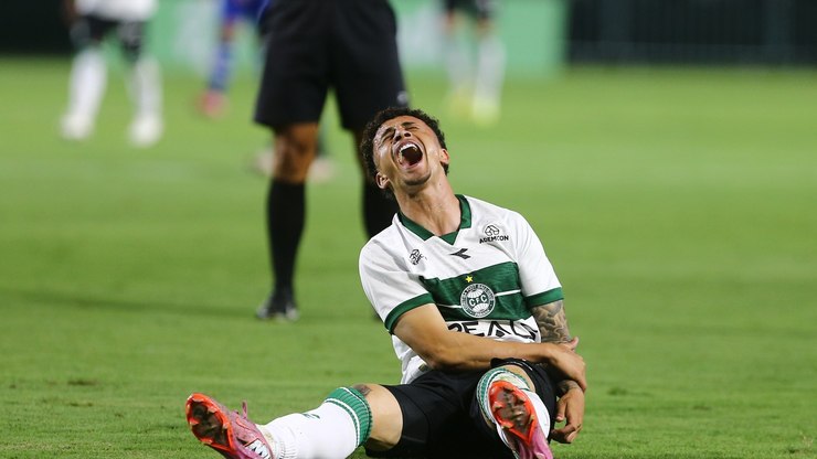 Jovem atacante do Coritiba fratura o braço na estreia do estadual