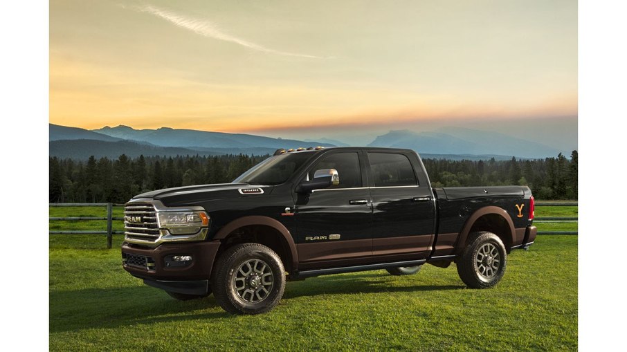 A Ram 3500 Yellowstone Edition traz elementos exclusivos externos e internos como bancos em couro com bordado com o logo da série da Paramount+