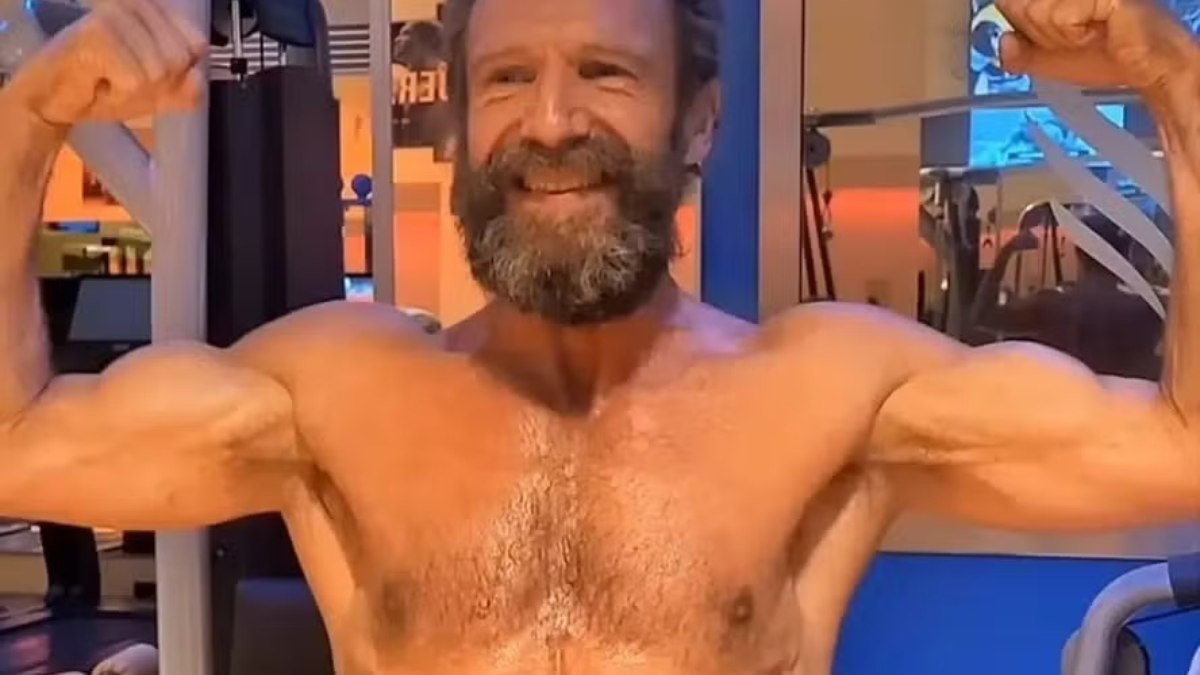 Ralph Fiennes surge sarado como rei grego em novo filme