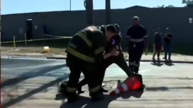 Repórter da Record cai em bueiro durante entrada ao vivo