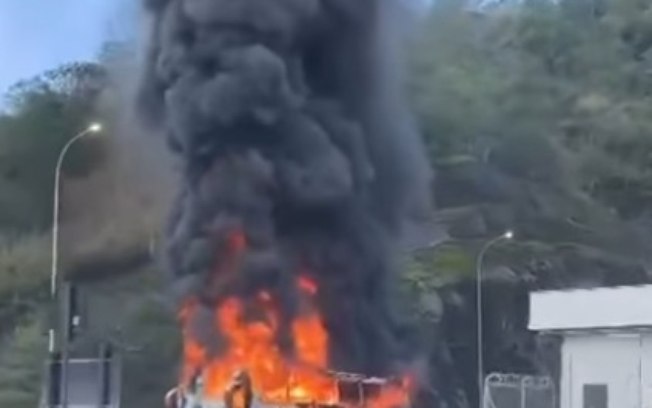 Ônibus de viagem pega fogo e bloqueia rodovia dos Tamoios Ônibus de viagem pega fogo e bloqueia rodovia dos Tamoios