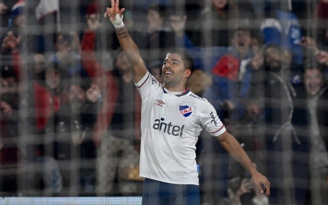 Suárez sai do banco e marca pela primeira vez no Nacional em seu retorno
