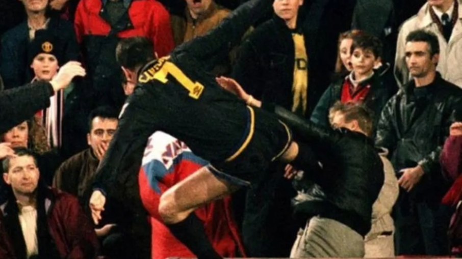 Cantona dá voadora em torcedor do Crystal Palace em 1995 Cantona dá voadora em torcedor do Crystal Palace em 1995