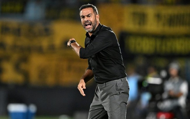 Artur Jorge gesticula durante a semifinal da Libertadores entre Botafogo e Peñarol