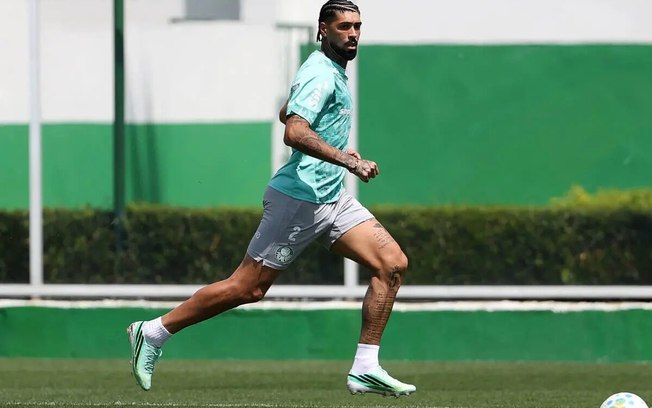 Paulinho durante treinamento do Palmeiras neste domingo (4)