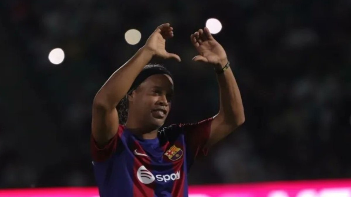 Ronaldinho esteve em campo na partida do Barcelona Legends contra o Maccabi Haifa Ronaldinho esteve em campo na partida do Barcelona Legends contra o Maccabi Haifa