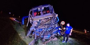 Acidente entre ônibus e caminhão deixa dois mortos e 33 feridos