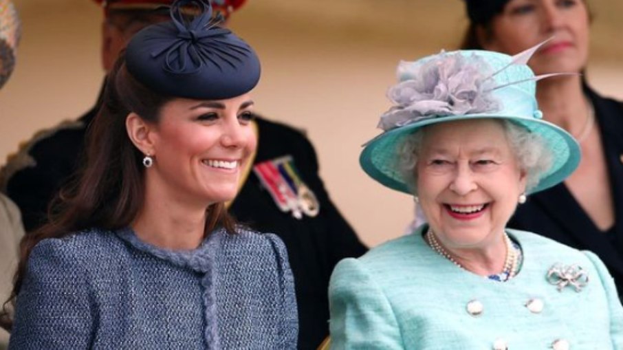 Kate Middleton ao lado da rainha Elizabeth II