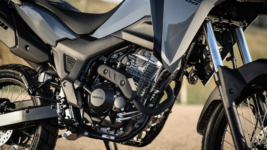 Motor monocilíndrico flex de 293,5 cm³ permanece sem alterações na linha 2027.