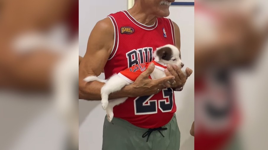 Tutor leva filhote ao veterinário com look esportivo combinando