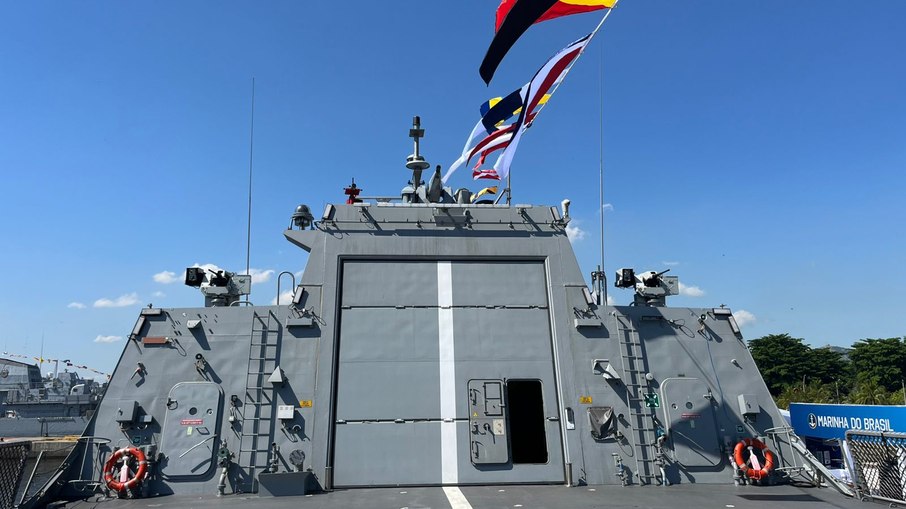 Parte do armamento no topo da embarcação Parte do armamento no topo da embarcação