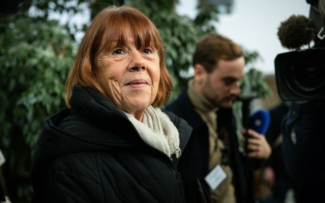 Gisèle Pelicot diante do tribunal de Avignon, sul da França, em 16 de dezembro de 2024