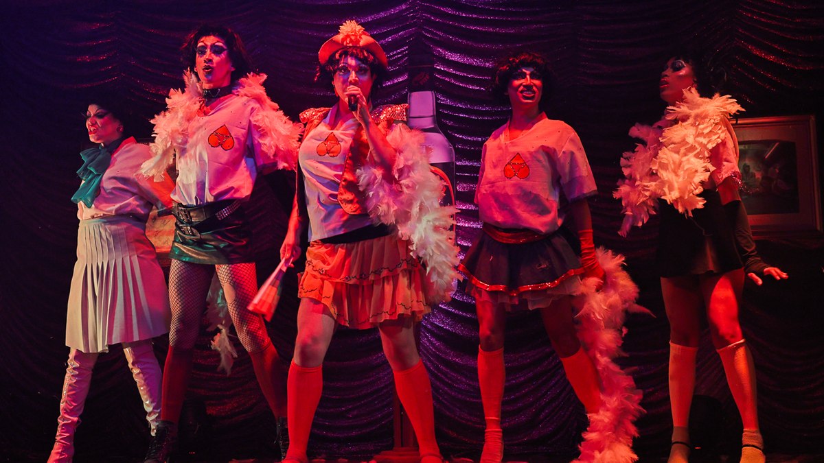 “Bodrags Futebol Bar” celebra diversidade unindo cultura drag e paixão nacional em comédia “Bodrags Futebol Bar” celebra diversidade unindo cultura drag e paixão nacional em comédia