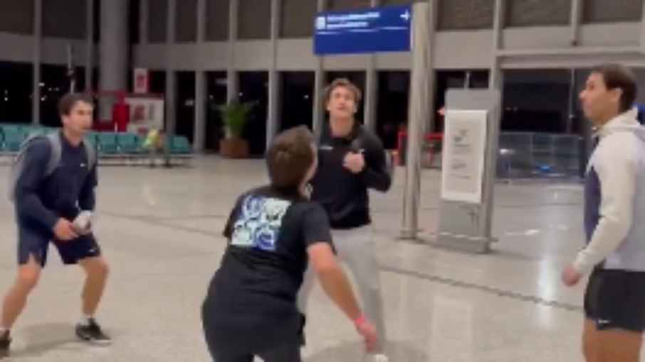 Nadal compartilhou vídeo jogando altinha no aeroporto