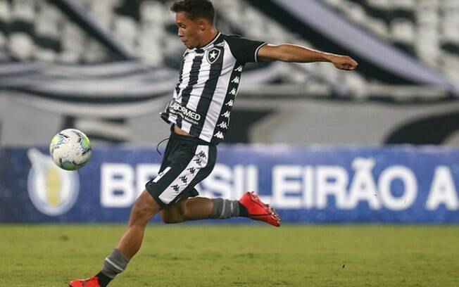 Ex-Botafogo, Davi Araújo tem acerto verbal com o Athletico-PR
