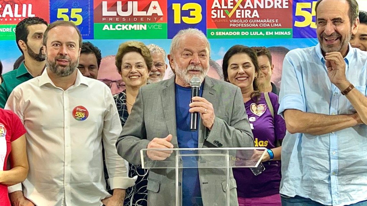 Lula durante comício em Ipatinga (MG)