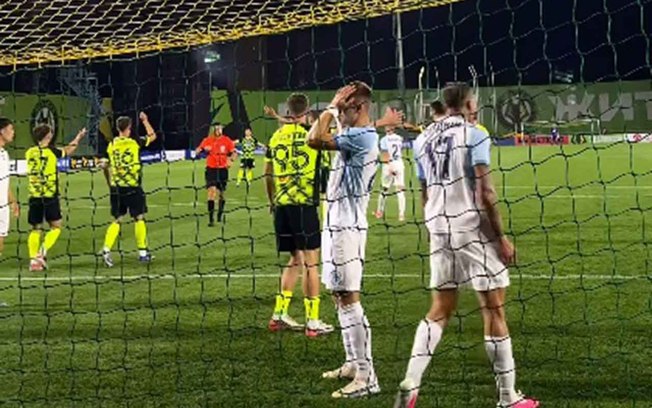 Mykola Ogarkov, do Kudrivka, defendeu a bola com a mão e não foi expulso